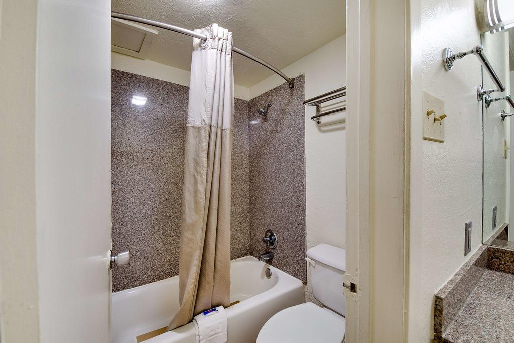 Americas Best Value Inn Сан-Антонио Экстерьер фото